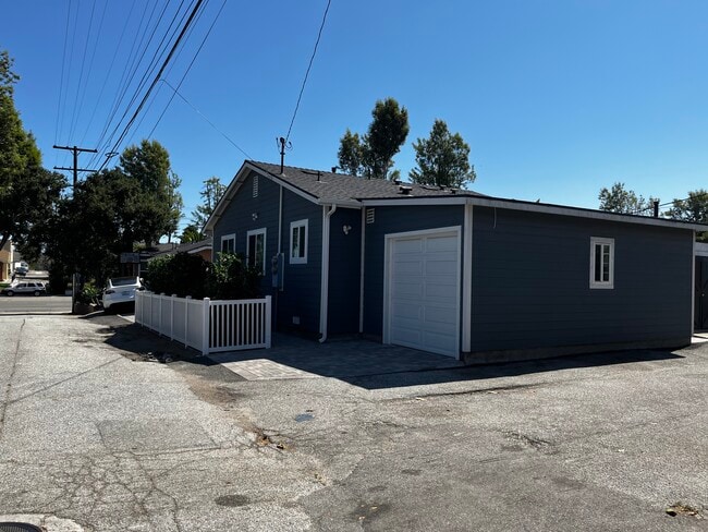 Attached garage - 2269 Torrance Blvd
