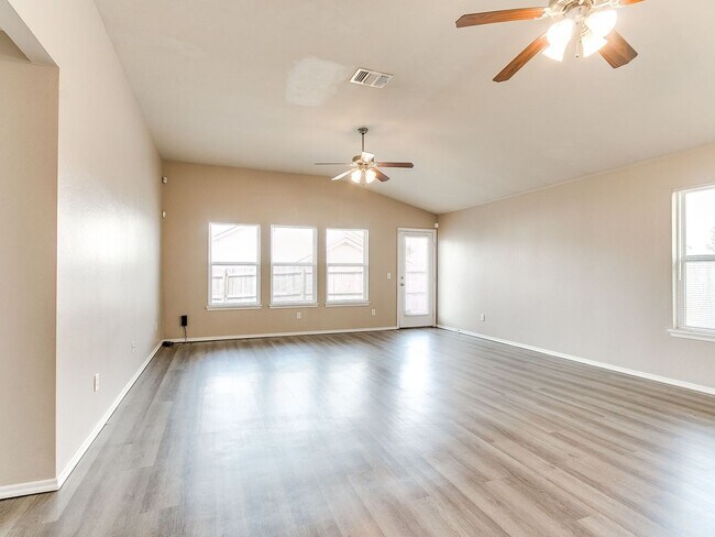 Building Photo - Beautiful Home in Edmond Community