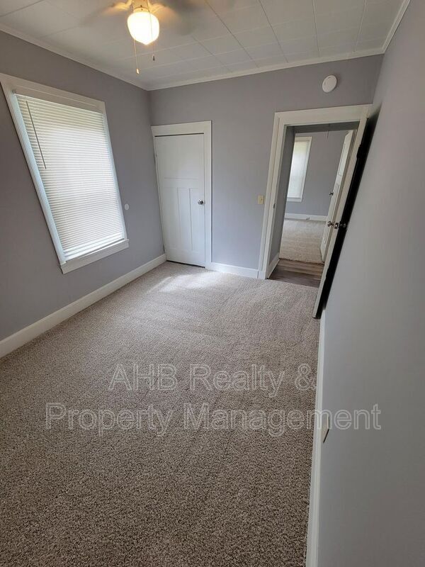 Building Photo - 1104 W Webb Ave