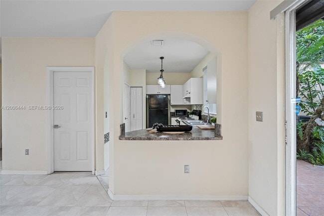 Building Photo - 627 E Mowry Ct