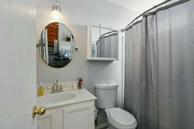 Building Photo - 404 Lindsay Pl SW