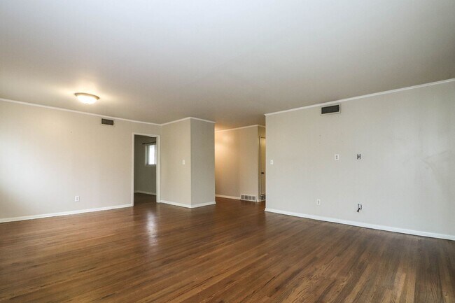 Building Photo - Darling 3 Bedroom With Hardwood Floors!