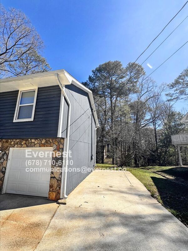 Building Photo - 4060 Day Trail S