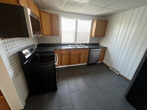 Building Photo - 817 W 7th St