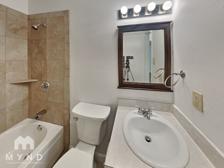 Building Photo - 709 Croydon Dr