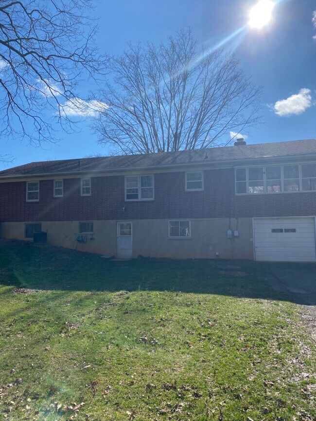 Building Photo - 242 White Pine Dr