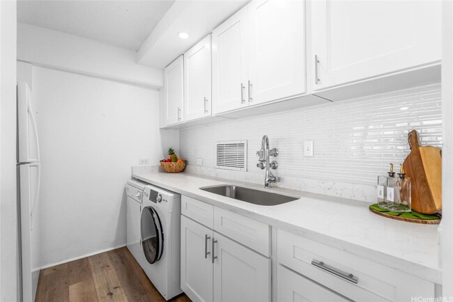 Building Photo - Marco Polo - Upgraded two bedroom, 2 bath,...