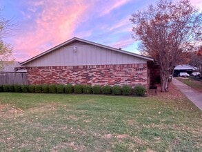 Building Photo - Sunset Heights, Near I-30 and Hulen Street 76107