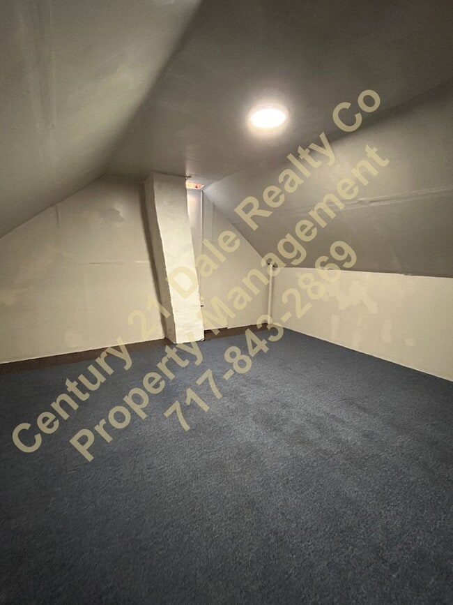 Building Photo - Beautifully redone 3 BR, 1 Bath Townhouse in York Suburban Schools