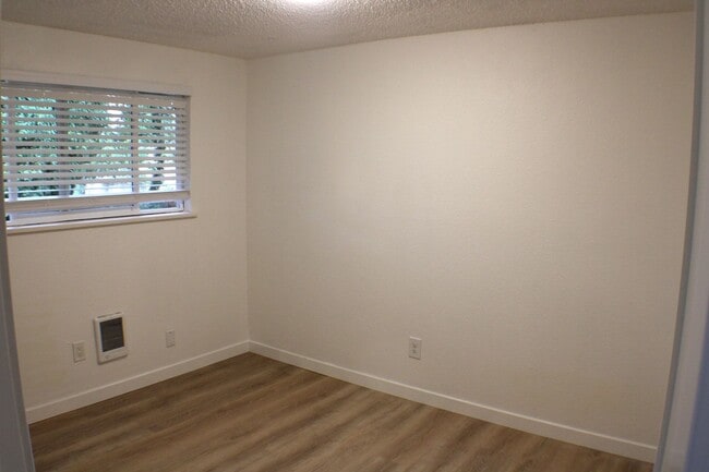 Building Photo - Updated 2 Bedroom Duplex with Garage and P...