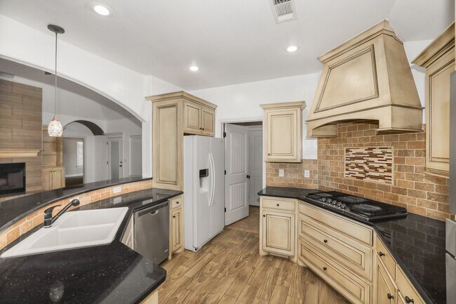 Building Photo - Stunning with 4 bedrooms in City View!