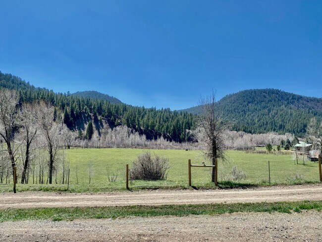 Building Photo - Serene, beautiful home in the Lower Blanco area of Pagosa!!
