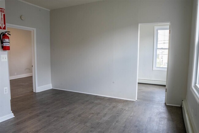 Building Photo - 426 13th St