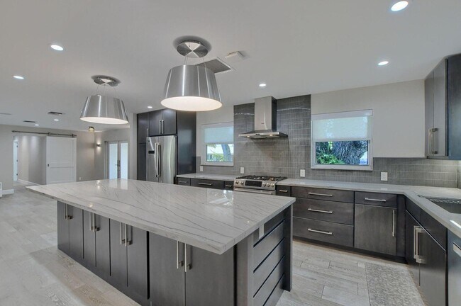 Building Photo - 88 SW 10th Dr