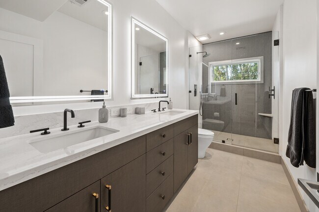 Building Photo - 555 Amphitheatre Dr