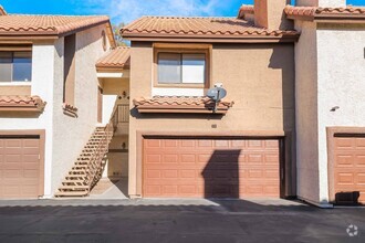 Building Photo - Stylish Townhome in Gated Community!