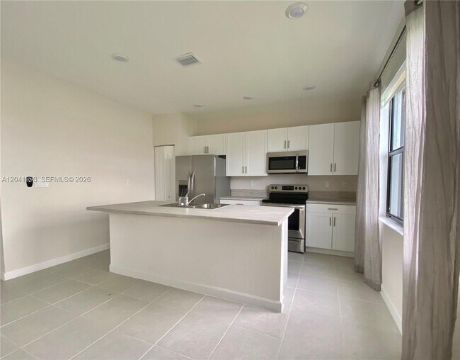 Building Photo - 10265 SW 231st Ln