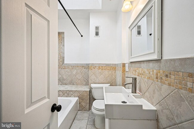Building Photo - Modern 3-Bedroom Home Near University City...