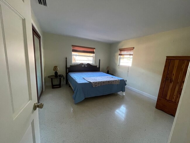 Building Photo - 4637 35th Ave N