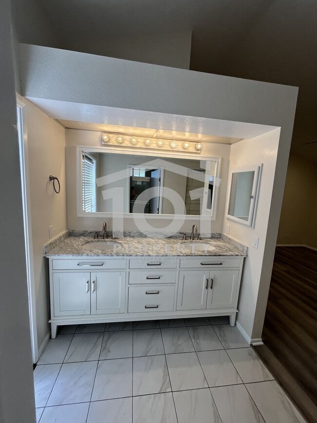 Building Photo - Charming and spacious single-level 2-bedroom, 2-bath condo