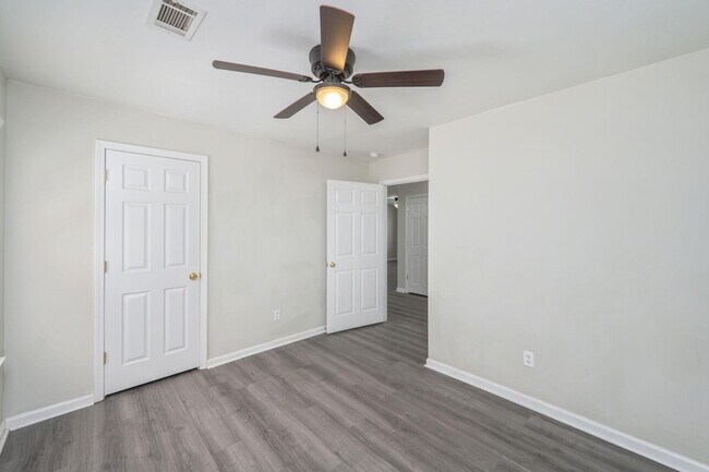 Building Photo - 242 Wainwright Dr