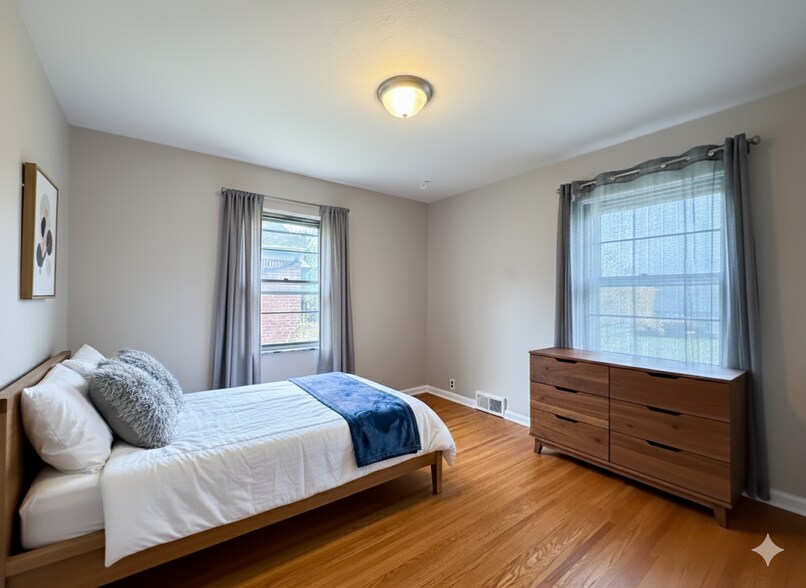 Building Photo - 5430 E 11th St