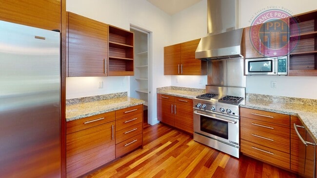 Building Photo - Riverfront Location, Luxury Townhome - End Corner Unit, Two En-Suites, Attached Garage