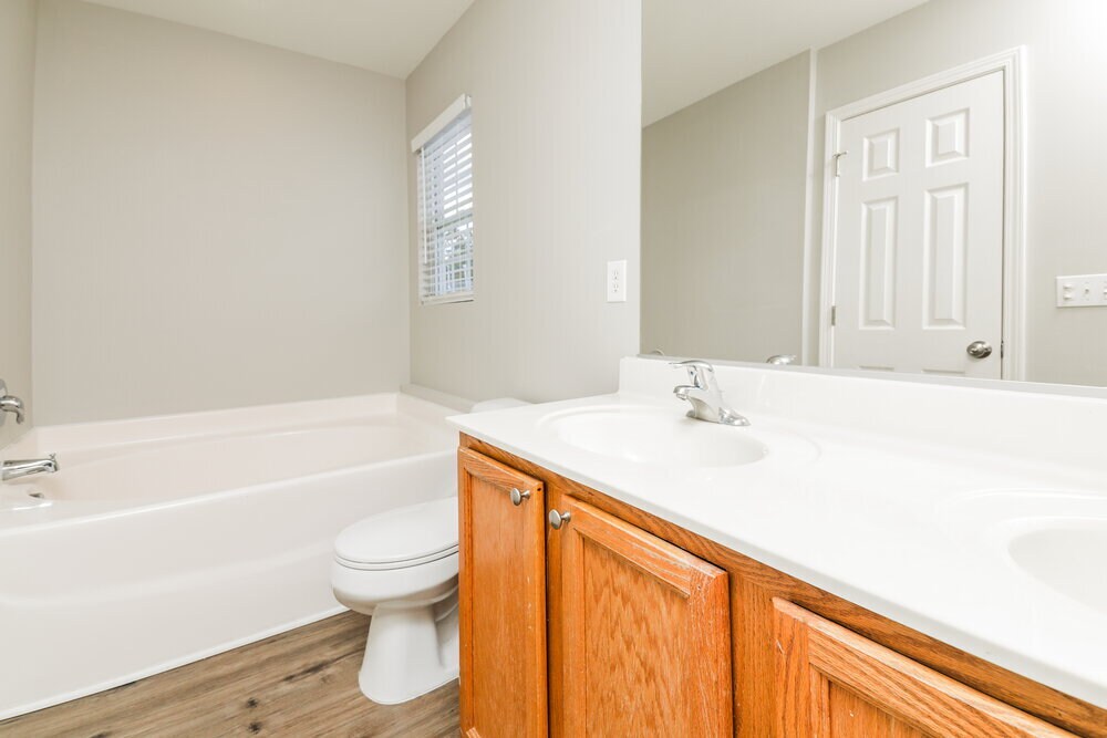 Building Photo - 1550 Pebble Ridge Dr