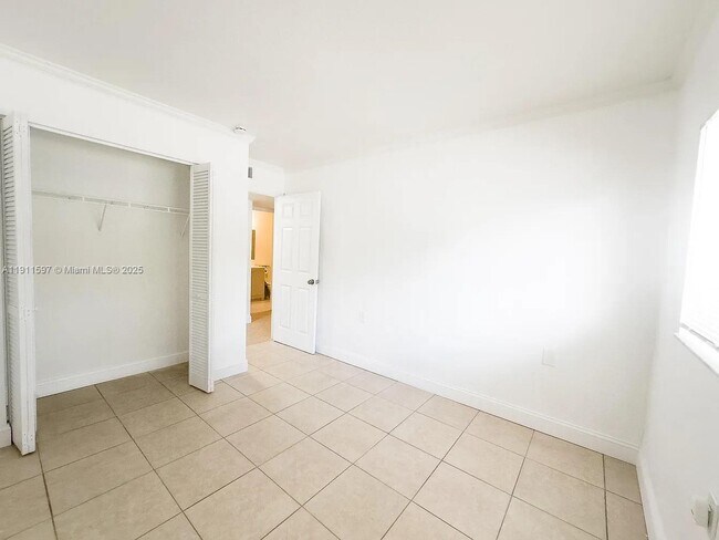 Building Photo - 1201 Lake Victoria Dr