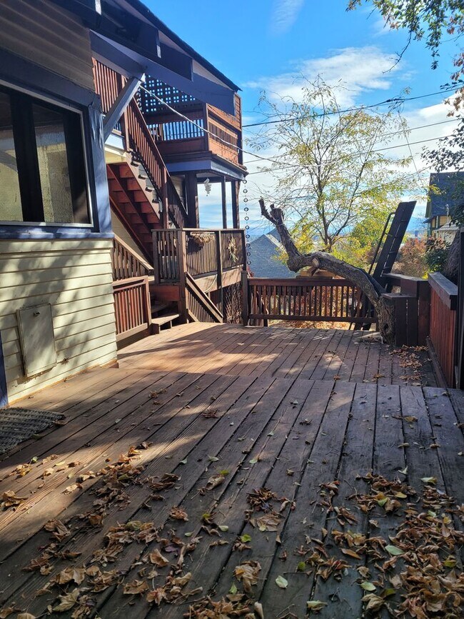 Building Photo - 3 bedroom 2 bath