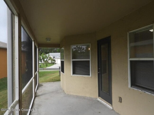 Building Photo - 394 Mott St SW