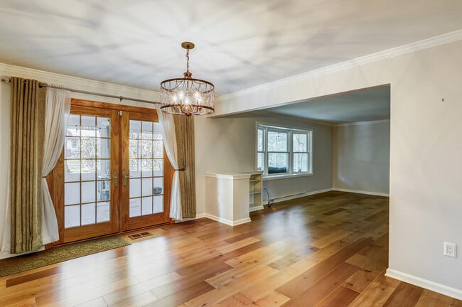 Building Photo - 1827 Larchmont Ln