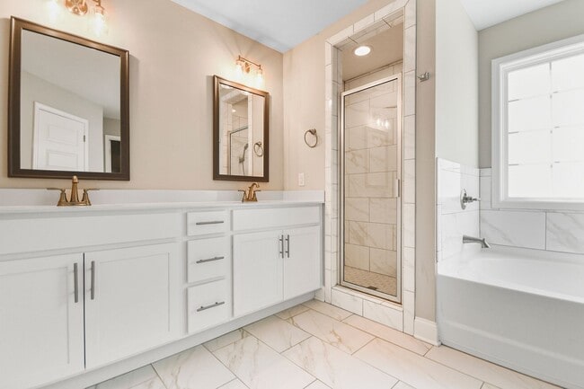 Building Photo - Pet Friendly Four Bedroom!