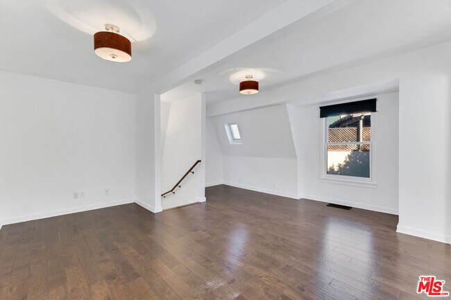 Building Photo - 6117 Glen Holly St