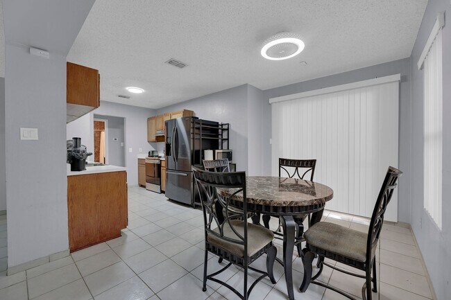 Building Photo - FULLY FURNISHED! ALL APPLIANCES INCLUDED!