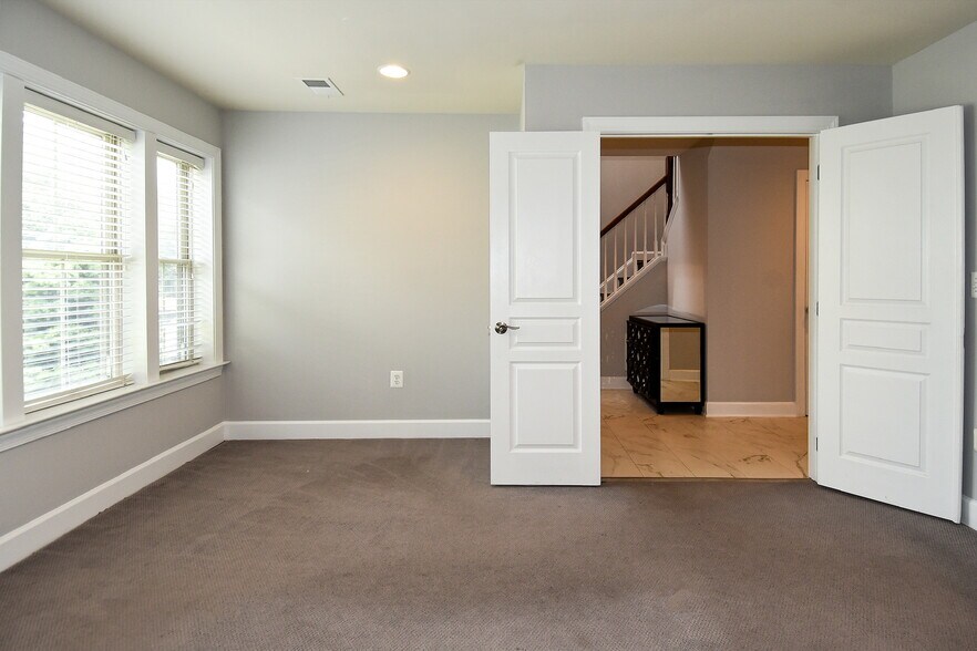 Building Photo - 2602 S Kenmore Ct