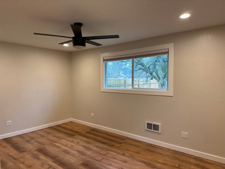 Building Photo - 570 15th St