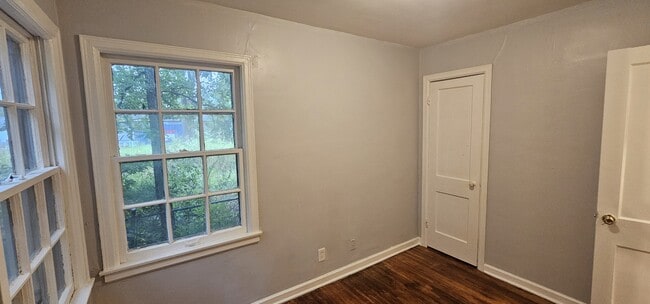 Building Photo - 1036 N Ash St