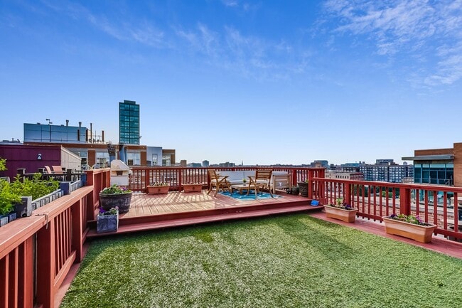 Building Photo - 913 W Van Buren St