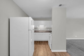 Building Photo - Spacious 1–3 Bedroom Apartments in South Louisville | Cedar Chase