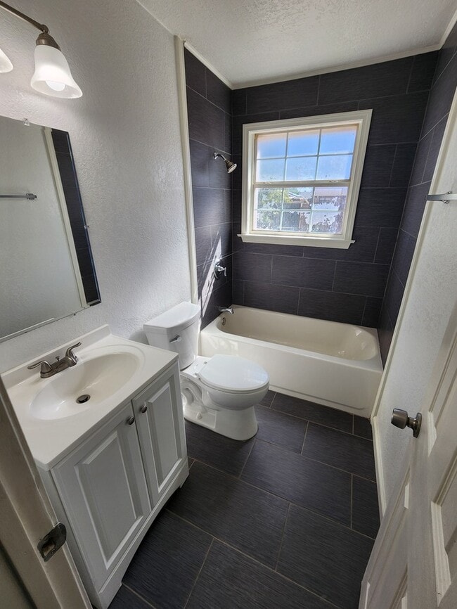 Building Photo - 3 bed 2 bath home, move in ready!