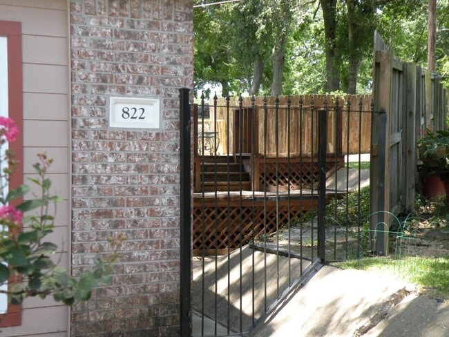 Building Photo - 822 Tangle Oaks Dr