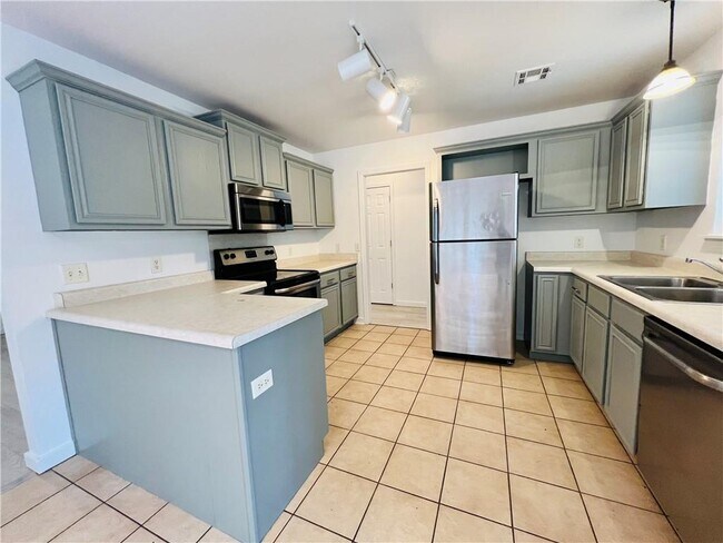 Building Photo - 902 SW Navajo Dr