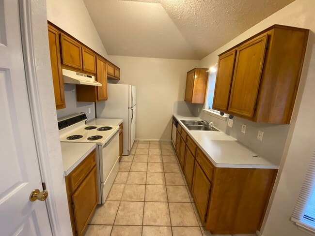 Building Photo - Beautiful home close to local schools and military base