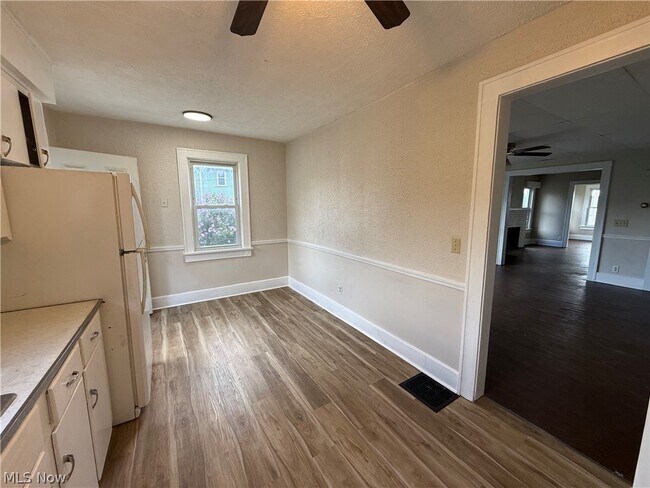 Building Photo - 301-303 Roslyn Ave NW