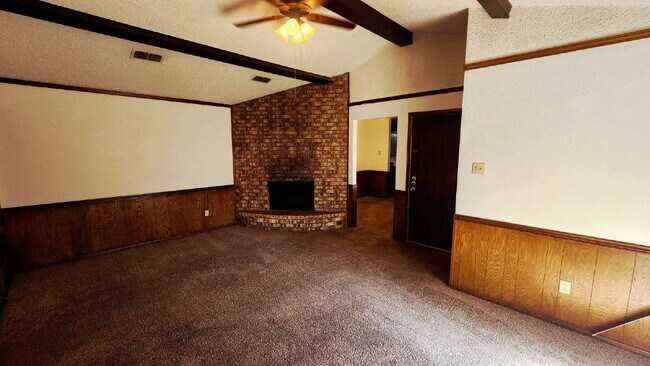 Building Photo - Centrally Located/ Convenient to Major Tho...