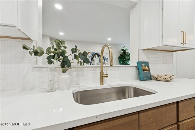 Building Photo - 18 Oak Knl Dr