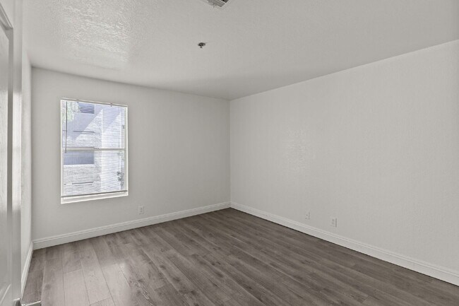Building Photo - "Spacious 2-Bed, 2-Bath Condo Retreat in the Heart of Las Vegas!"
