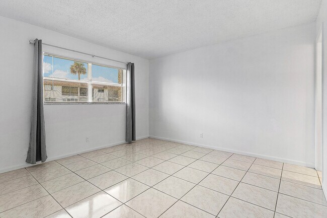 Building Photo - 9855 Sandalfoot Blvd
