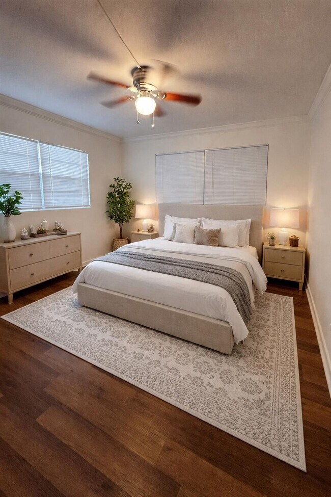 Building Photo - 321 Newport V